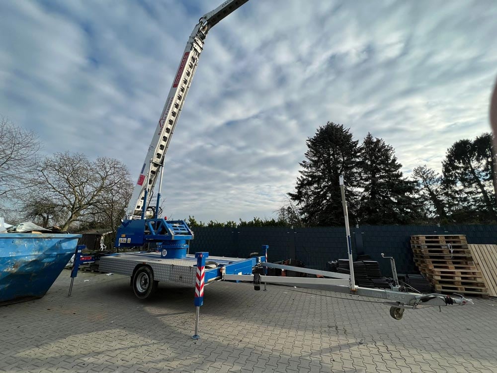 Kran in Mönchengladbach, um Materialien auf das Dach zu heben 