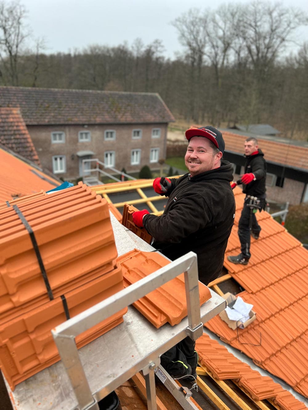 Team bei Dacharbeiten in Mönchengladbach
