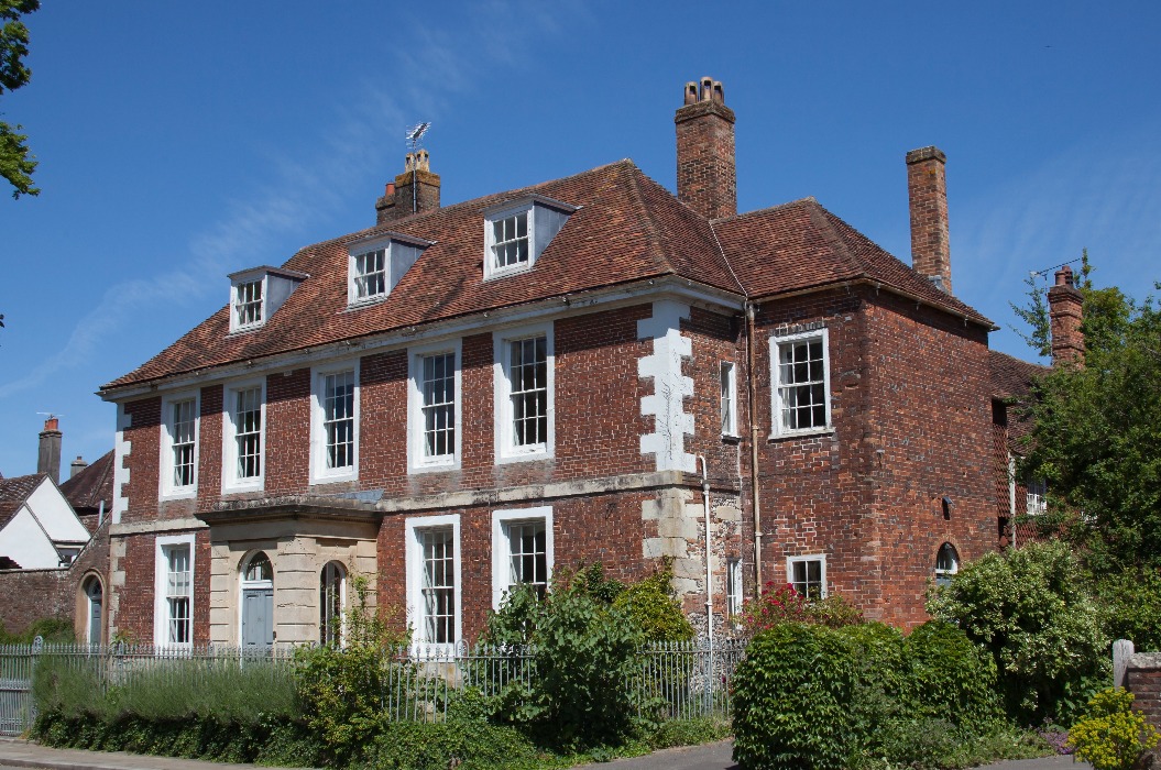 Ein denkmalgeschütztes Gebäude der Kategorie 2 bei der Kathedrale von Salisbury in Wiltshire in Großbritannien