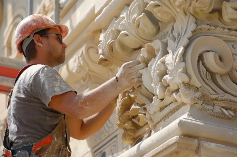 Handwerker restauriert kunstvolles Mauerwerk an historischem Gebäude