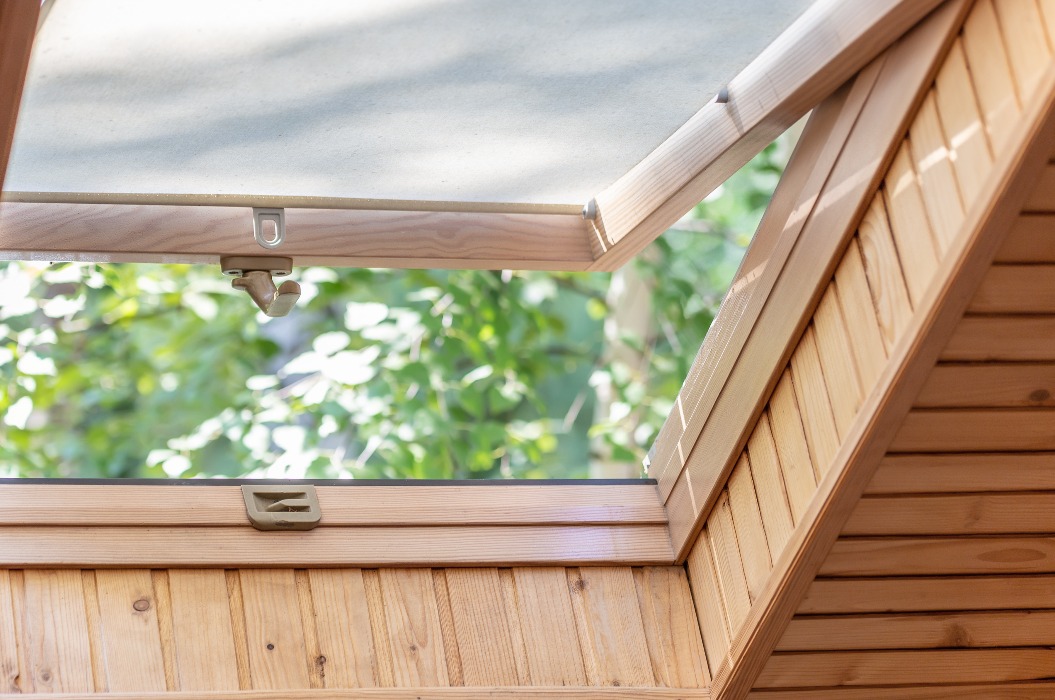 Geöffnetes Dachfenster mit Blick ins Grüne in Mönchengladbach