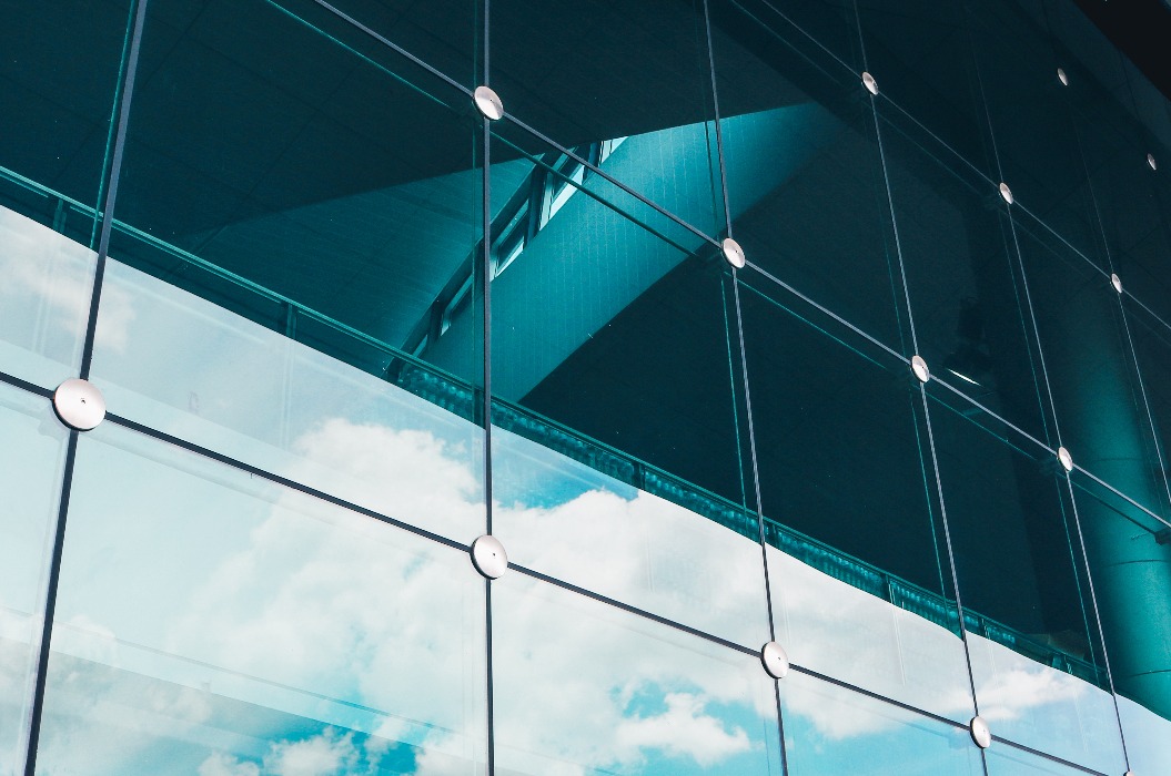 Hochrahmenkonstruktion mit Seilnetzsystem für eine Fassade aus Verbundglas.