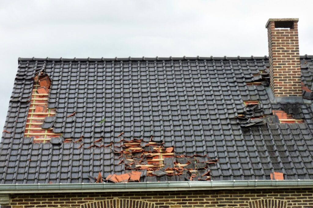 Durch Unwetter beschädigtes Dach