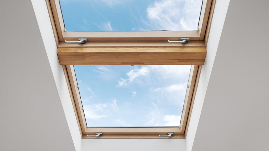 Energieeffizientes Dachfenster mit Holzrahmen